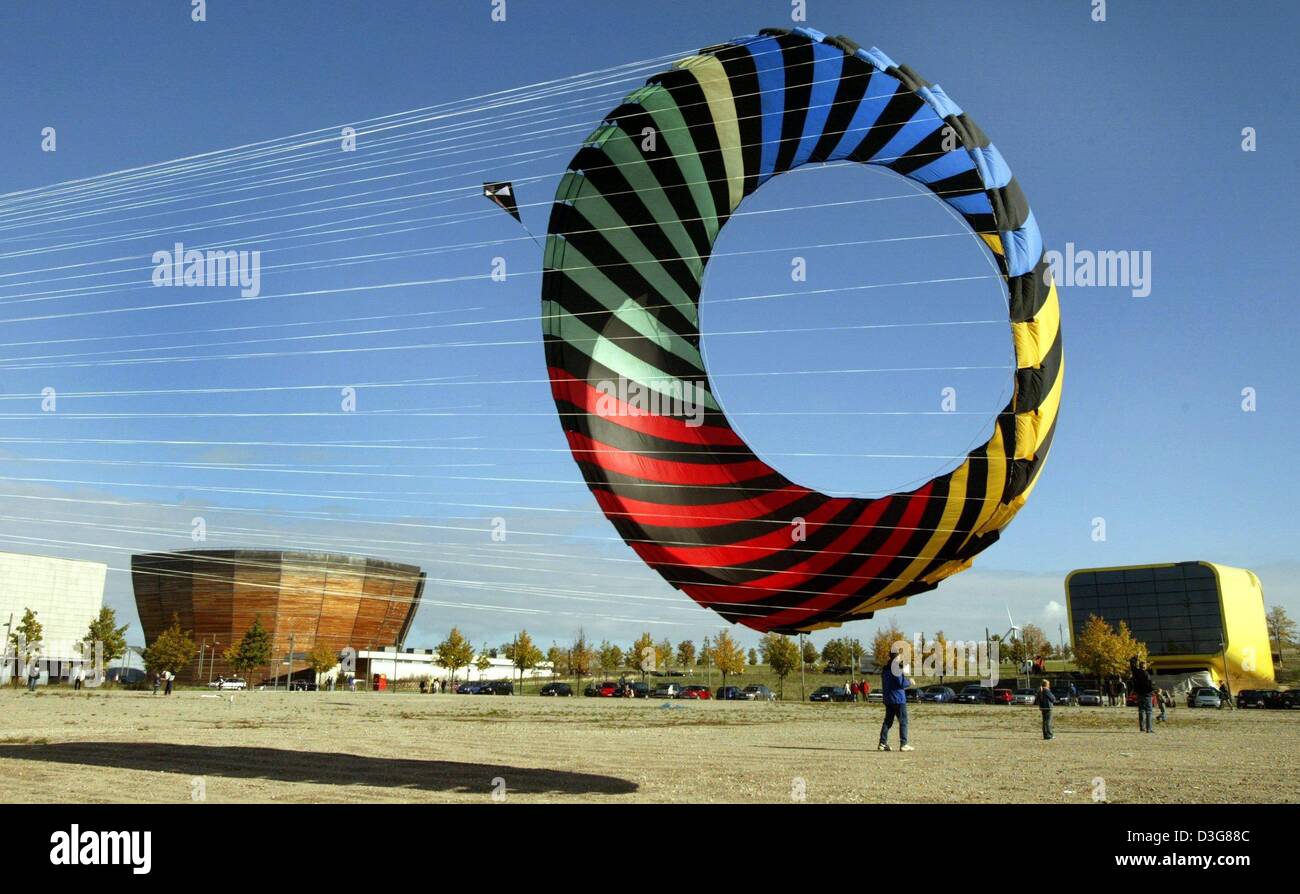 (Dpa) - una forma circolare aquilone vola attaccata alle stringhe attraverso l'aria sotto il cielo blu durante l'Expo kite festival di Hannover, Germania, 12 ottobre 2003. Foto Stock