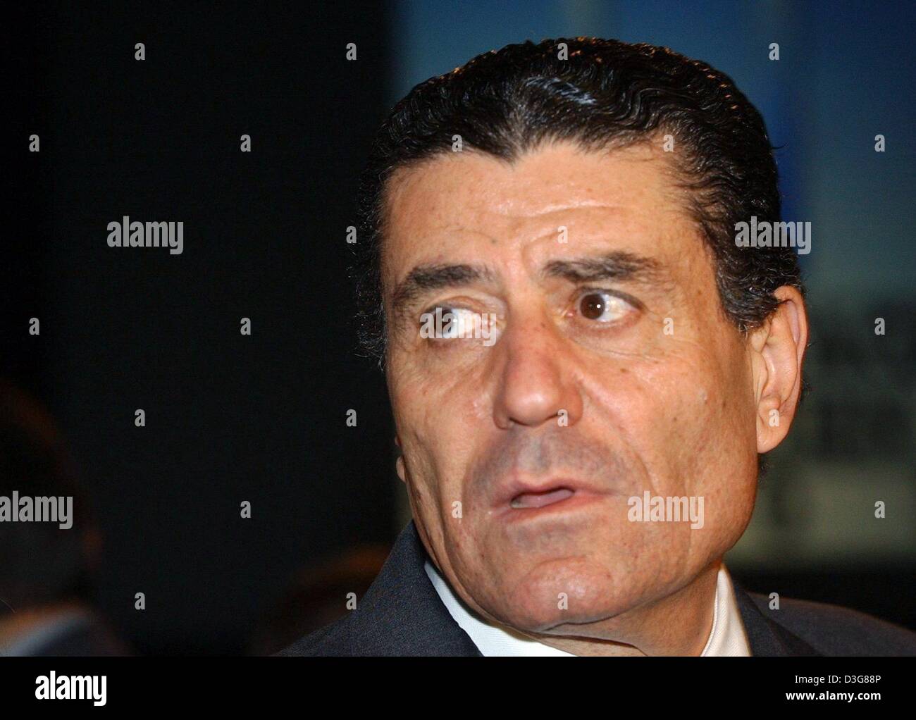 (Dpa) - Gli Stati Uniti media tycoon Haim Saban assiste l'apertura dell'annuale conferenza stampa a Monaco di Baviera, 22 ottobre 2003. Haim Saban, che ha preso in consegna la Germania il più grande TV privata conglomerato, accennata nel suo primo discorso ad una media tedesca di pubblico al più acquisizioni. Egli ha detto che il suo gruppo di investimento era di 40 miliardi di dollari da spendere e alcuni di essi non erano ancora stati investiti. Saban, w Foto Stock