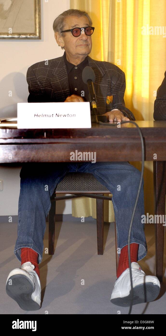 (Dpa) - Star fotografo Helmut Newton indossa scarpe da ginnastica e calzini rossi nel corso di una conferenza stampa tenutasi a Berlino, 22 ottobre 2003. Il German-Australian artista presentato la raccolta delle sue foto nella sua città natale, Berlino. Le opere sarà permanentemente mostrato in una fiera di Berlino da inizio estate 2004. La raccolta del fotografo, che emigrarono in Australia Alla fine del 19 Foto Stock