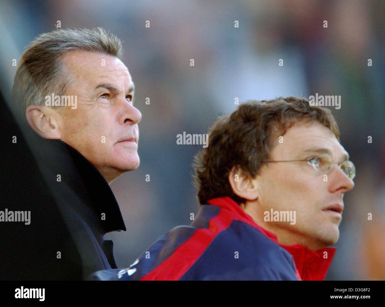 (Dpa) - L'allenatore di calcio tedesco club Bayern Monaco, Ottmar Hitzfeld (L), e il suo assistente Michael Henke (R) Guarda il loro gioco di squadra durante una partita della Bundesliga in Moenchengladbach, Germania, 18 ottobre 2003. Foto Stock