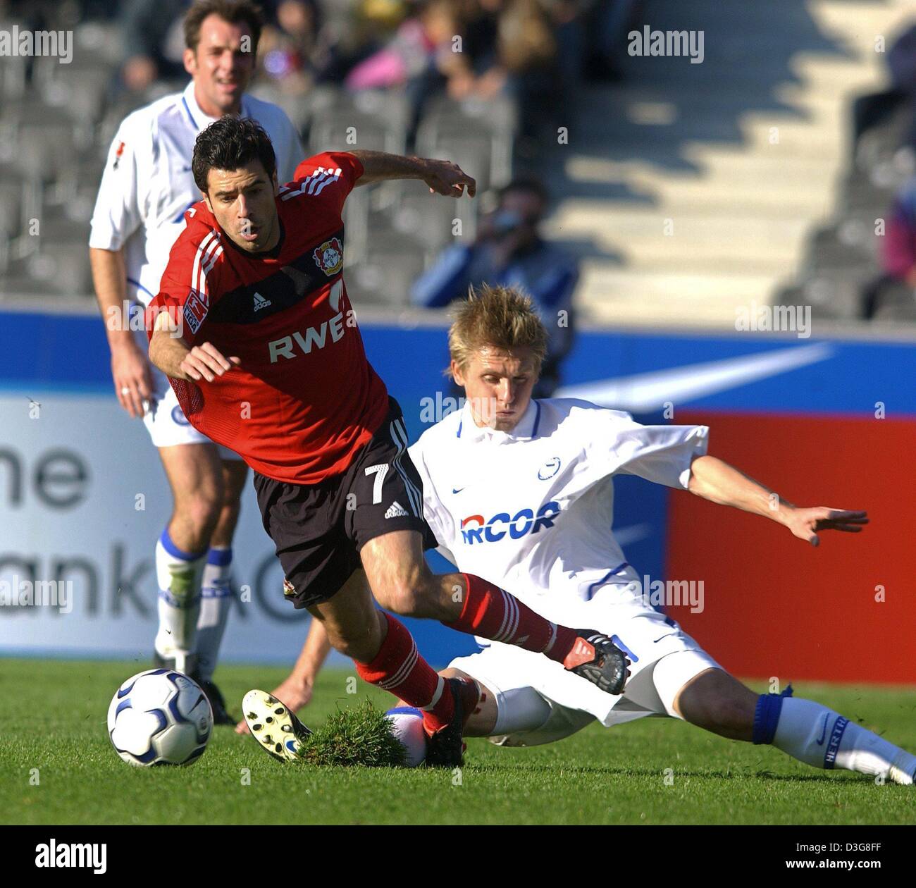 (Dpa) - Leverkusen il centrocampista brasiliano Robson Ponte (L) viene affrontato da Berlino in avanti polacco Artur Wichniarek durante la Bundesliga soccer game contrapposte 04 di Bayer Leverkusen e Hertha BSC Berlin, Berlino, 18 ottobre 2003. Leverkusen ha vinto 4-1, spostando fino alla sommità del tedesco della prima divisione, mentre Berlino scende al diciottesimo posto e code la classifica. Foto Stock