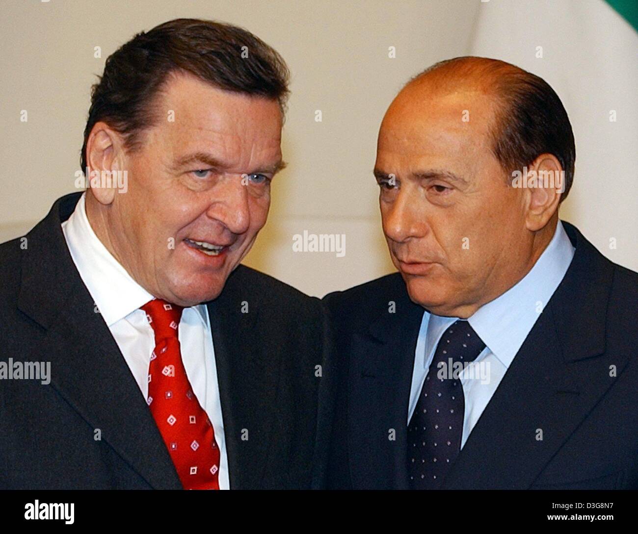 (Dpa) - Primo ministro italiano e presidente del Consiglio Silvio Berlusconi (R) colloqui con il cancelliere tedesco Gerhard Schroeder prima del vertice Ue di Bruxelles, 16 ottobre 2003. I leader dell'Unione europea il 16 ottobre kick-iniziato due giorni di colloqui su una nuova costituzione la preparazione del blocco per una storica 2004 espansione. Il vertice, cui hanno partecipato i capi di Stato e di governo della Foto Stock