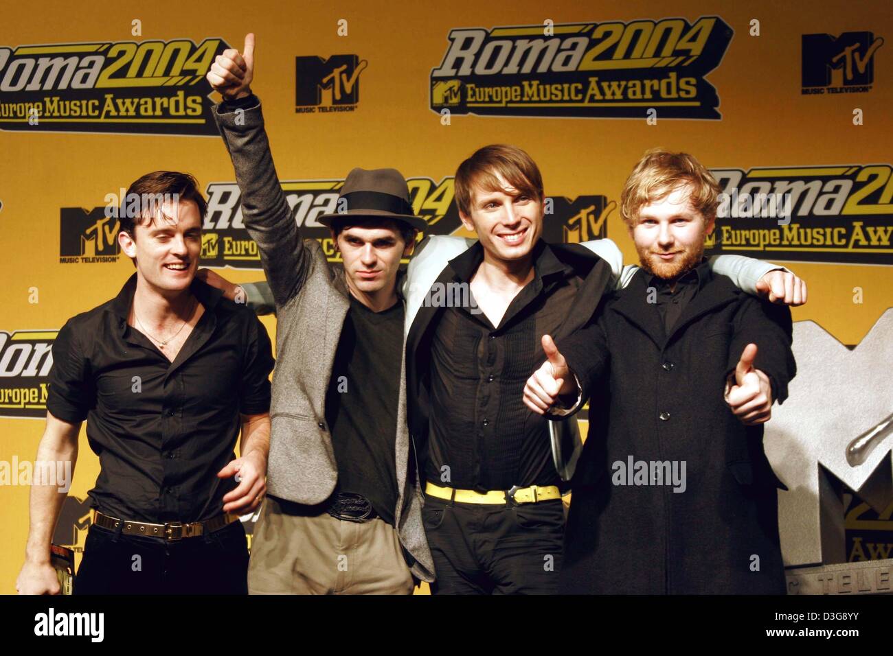 (Dpa) - La band scozzese Franz Ferdinand pongono durante gli MTV Europe Music Awards a Roma, Italia, 18 novembre 2004. Foto Stock