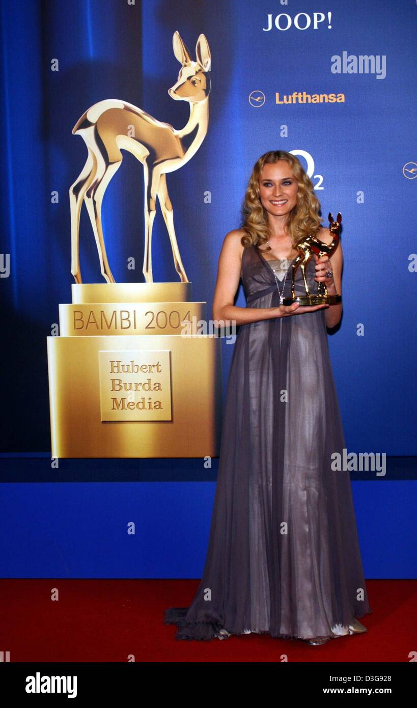 (Dpa) - attrice tedesca Diane Kruger ("Troy') mostra il suo Bambi award che ha vinto nella categoria "carriera" durante la cinquantaseiesima "Bambi' media cerimonia di premiazione a Amburgo, Germania, 18 novembre 2004. Ogni anno il tedesco Burda media group onora le celebrità del mondo dello spettacolo, letteratura, lo sport e la politica. Foto Stock