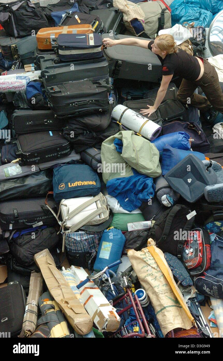 Dpa) - un mucchio di valigie e altri oggetti smarriti che era stato  lasciato in piani di Lufthansa in tutto il mondo viene messo all'asta a  Jena, Germania, 22 ottobre 2004. Le