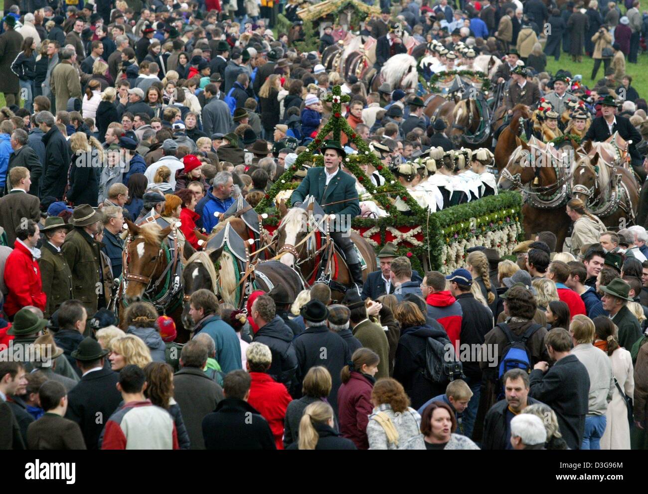 (Dpa) - folla di curiosi durante il 'Leonhardifahrt' - una processione di San Leo in onore - a Bad Toelz, Germania, 6 novembre 2004. San Leonardo è il santo patrono di capi di bestiame e la festa del santo è una parte molto importante di vacanza per i contadini locali. Foto Stock