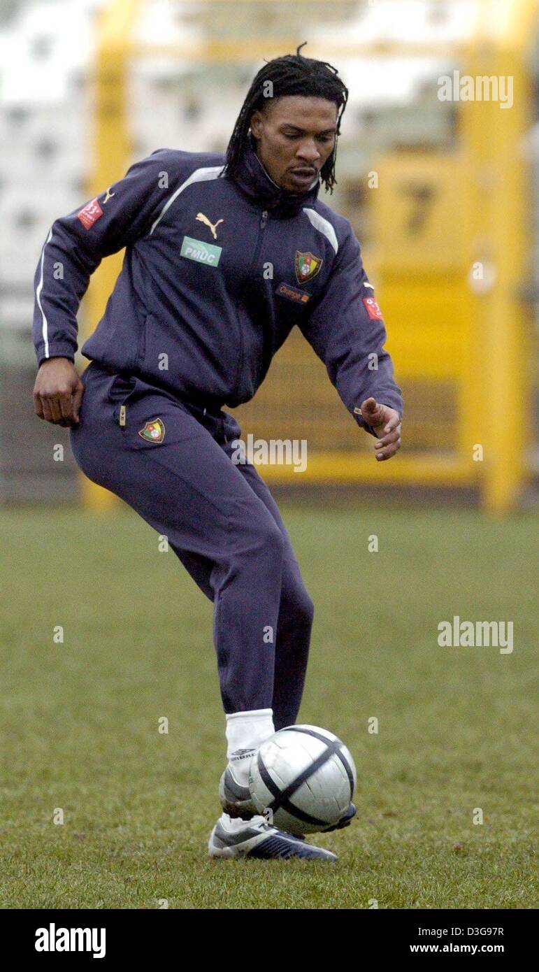 Dpa) - Camerun National Soccer team capitano Rigobert Song gioca con una  palla sul passo durante una sessione di formazione a Alfred Kunze Sportpark  a Leipzig, Germania, 16 novembre 2004. Il Cameroon