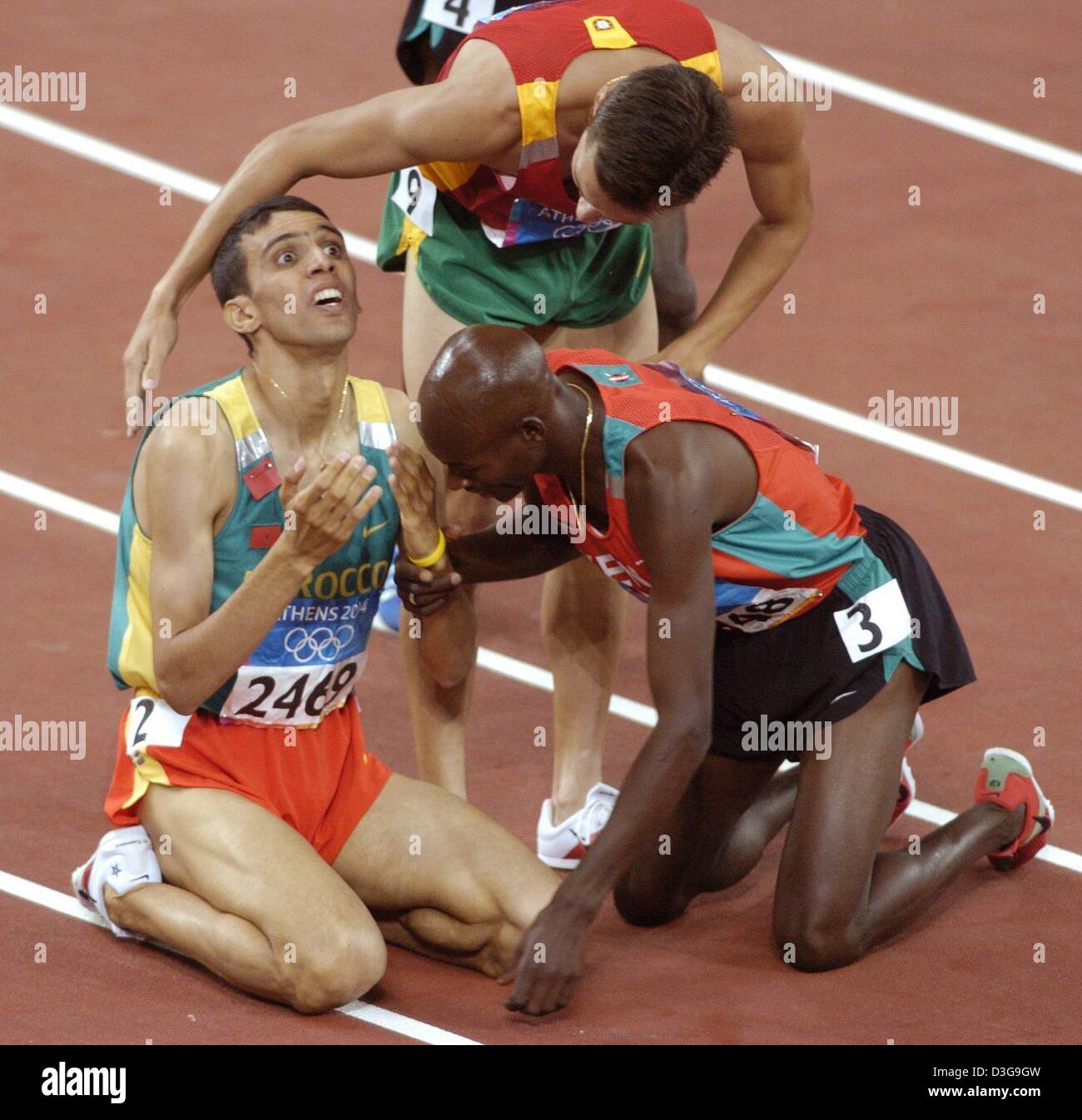 (Dpa) - Hicham El Guerrouj (L) dal Marocco le ginocchia in pista con Bernard Lagat (R) dal Kenya e Rui Silva dal Portogallo per congratularmi con lui dopo la vittoria degli uomini di 1500m finale allo stadio Olimpico al 2004 in occasione dei Giochi Olimpici di Atene, Grecia, 24 agosto 2004. Foto Stock