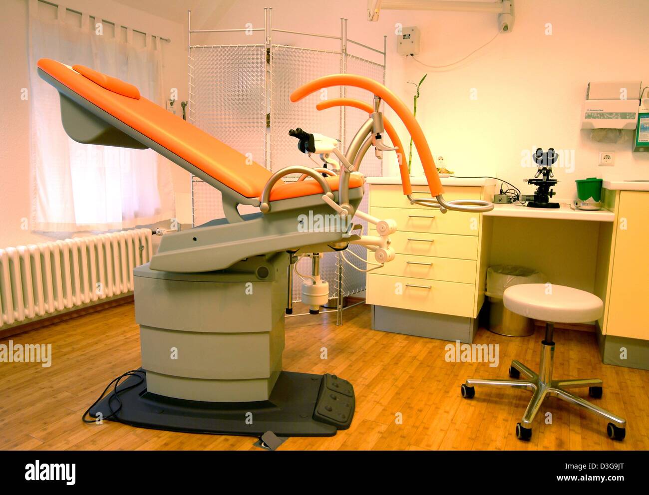 (Dpa) - Una vista di una sedia vuota nella sala esame di un ginecologo a Colonia, Germania, 10 luglio 2004. Disposizioni mediche relative a specifiche per le donne le malattie sono una parte importante nella consulenza e diagnosi presso il ginecologo. Foto Stock
