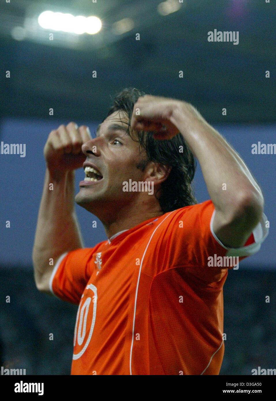 (Dpa) - avanti olandese Ruud van Nistelrooy cheers dopo la sua 1-1 equalizzatore in la 81st minuto di calcio Euro 2004 gioco di gruppo tra la Germania e i Paesi Bassi a Porto, Portogallo, 15 giugno 2004. Il gioco si è conclusa con un pareggio. +++n applicazioni mobile +++ Foto Stock