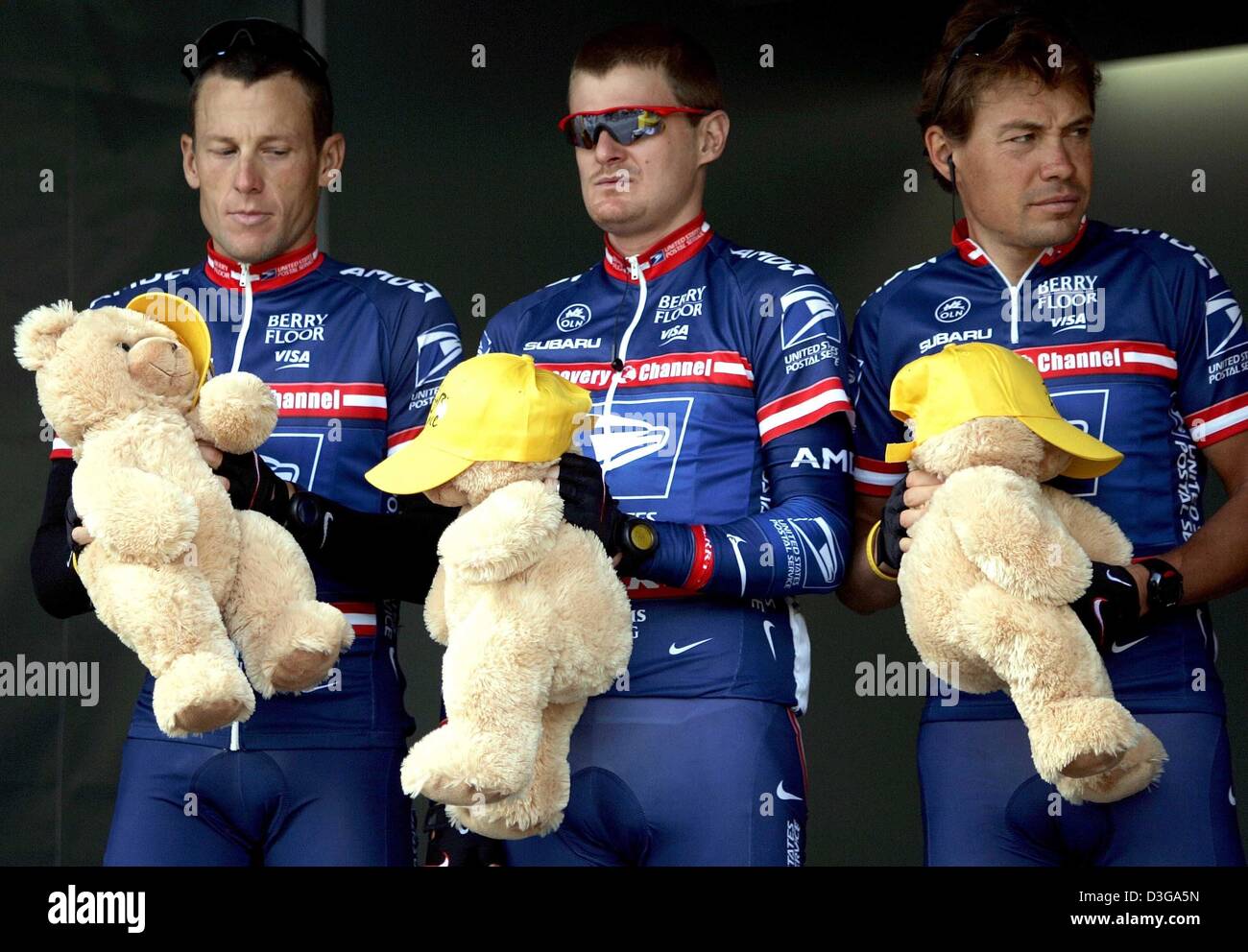 (Dpa) - tre membri della US Postal team, (L-R) Noi americani Lance Armstrong e Floyd Landis nonché il loro compagno di squadra russa Wjatscheslaw Jekimow, ricevere orsetti durante la loro presentazione del team prima della seconda tappa del Tour de France a Charleroi, Belgio, 5 luglio 2004. Armstrong è finalizzata ad un record siyth tour dritto la vittoria. La seconda e la 197km lunga fase di Foto Stock