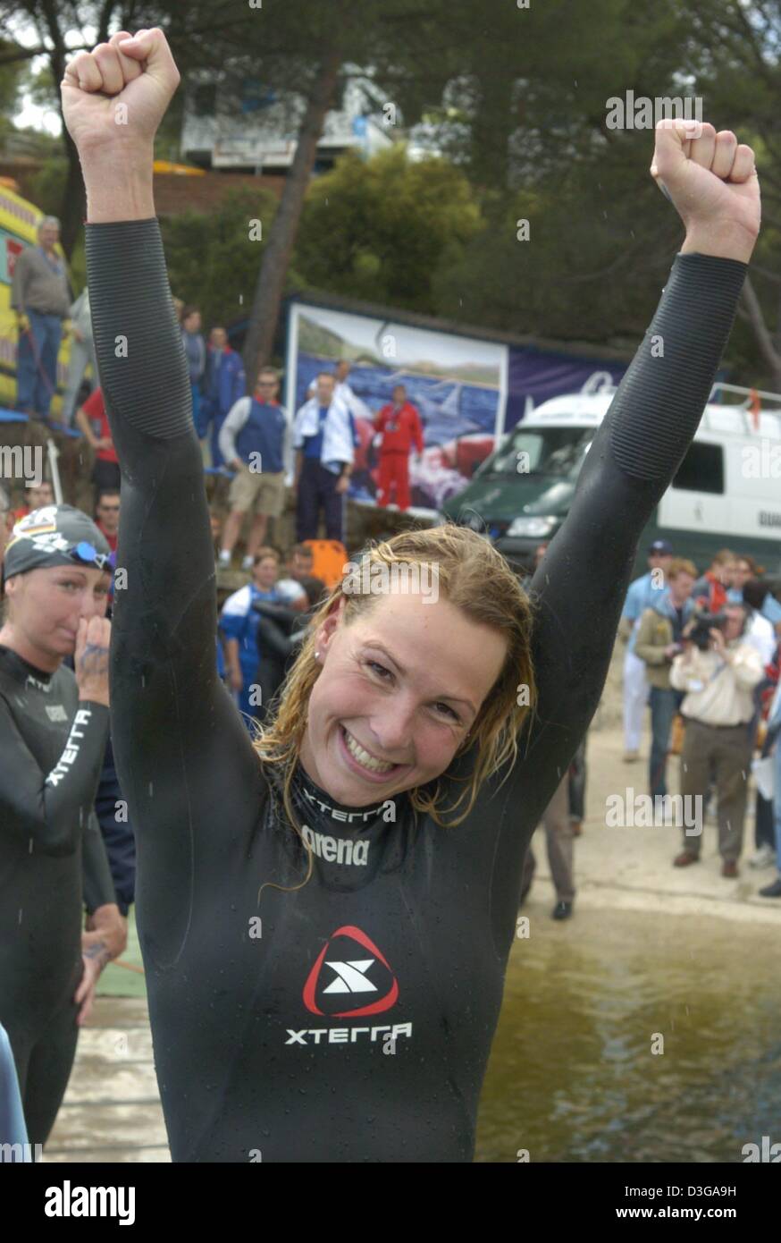 (Dpa) - Un altro gold - 25-anno-vecchio nuotatore tedesca Britta Kamrau jubilates dopo le donne 10km acqua aperta concorrenza che è parte dell'Europeo 2004 Campionati di nuoto in San Juan serbatoio a Madrid, Spagna, 13 maggio 2004. Dopo aver vinto il 5km di gara il giorno precedente Kamrau ha vinto la sua seconda medaglia d'oro dalla vincitrice 10km evento come bene. In background Kamrau compagno di squadra di Angela M Foto Stock