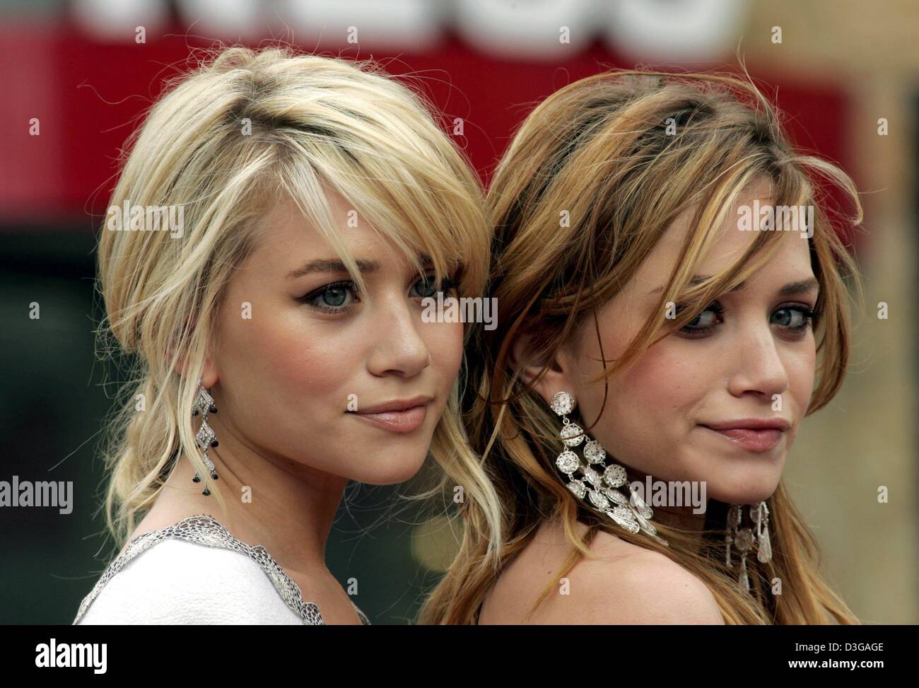 (Dpa) - Olson twins Mary-Kate (R) e Ashley pongono insieme dopo essere stato premiato con una stella sulla Walk of Fame in Hollywood, California, Stati Uniti d'America, 29 aprile 2004. I gemelli rosa a fama come bambini-stelle in televisione e sono ora responsabili del proprio marchio di moda e impero 'Mary-KateAndAshley'. Foto Stock