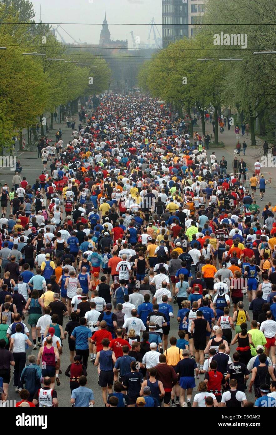 (Dpa) - Circa 20.000 corridori provenienti da 72 paesi partecipano al XIX maratona di Amburgo, che copre una distanza di 42.195 chilometri attraverso il greate città portuale di Amburgo, Germania, 18 aprile 2004. Foto Stock