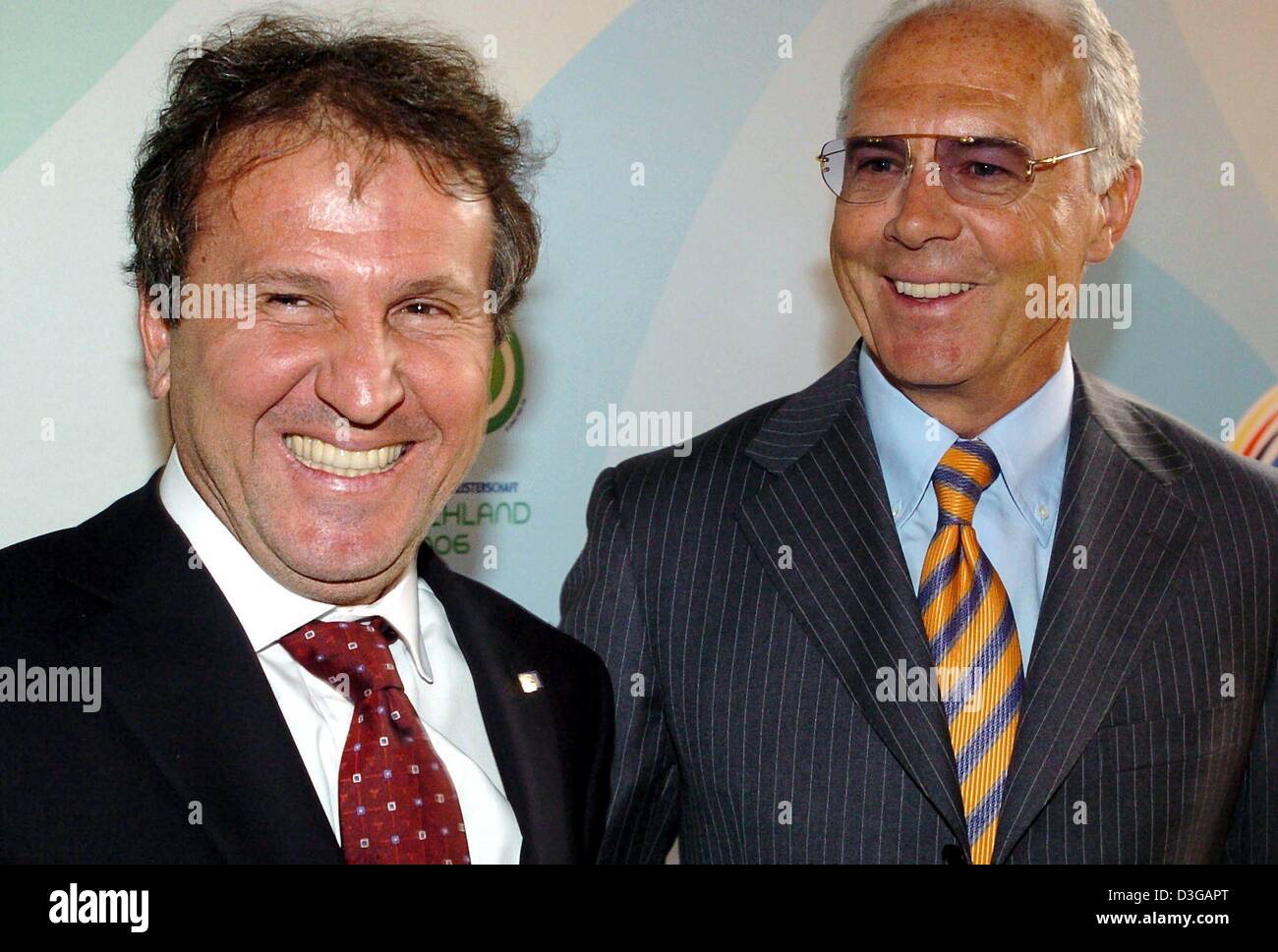 (Dpa) ex nazionale brasiliano giocatore di calcio e attuale allenatore della nazionale giapponese soccer team 'Zico' (sinistra) e Franz Beckenbauer pongono a Norimberga il municipio di giovedì, 29 aprile 2004. Hanno promosso la Coppa del Mondo 2006 che inizia in Germania in 770 giorni (a partire dal 30 aprile 2004). Norimberga è uno dei luoghi della prossima Coppa del Mondo 2006. Foto Stock