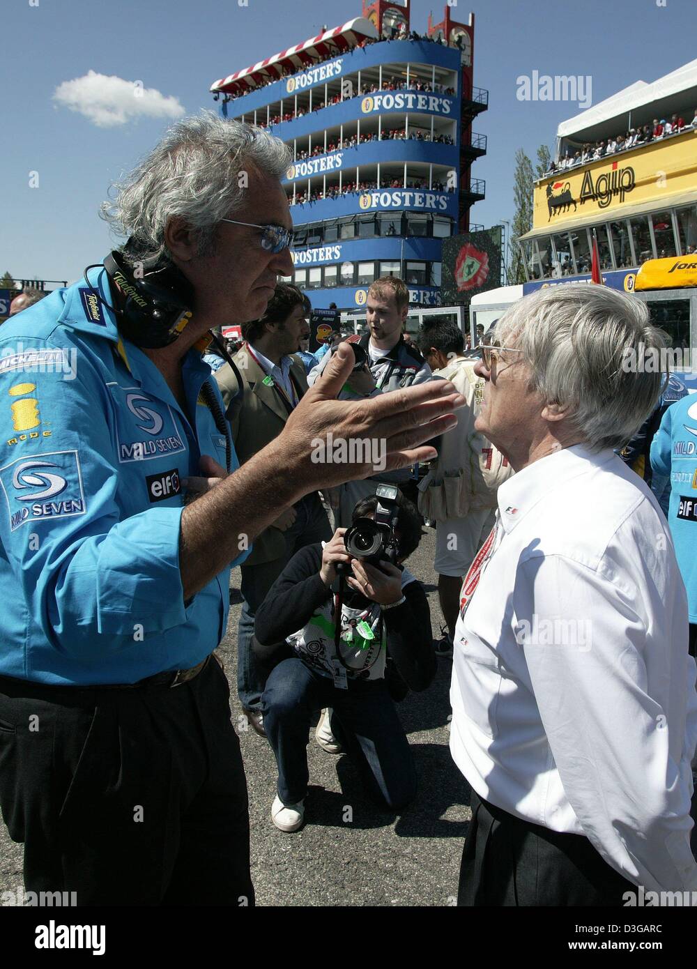 (Dpa) - italiano Flavio Briatore, team leader della Renault, parla con il capo della formula one racing federation Bernie Ecclestone in vista del Gran Premio di San Marino di Imola, Italia, 25 aprile 2004. Foto Stock