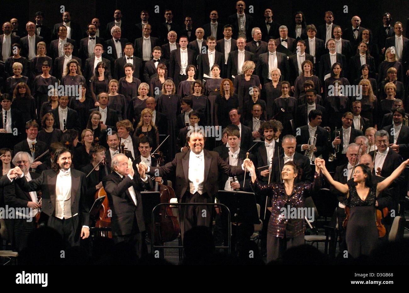 (Dpa) - conduttore italiano Riccardo Chailly, designato Chief Conductor della Gewandhausorchester di Lipsia come del 2005, e i musicisti della Gewandhausorchester e l'opera choires di Lipsia e Milano riconoscere la standing ovation dopo aver eseguito Verdi le 'Messa Da Requiem' alla Opera House di Leipzig, Germania, 9 novembre 2004. Il concerto è stato Chailly's premiere con il Foto Stock