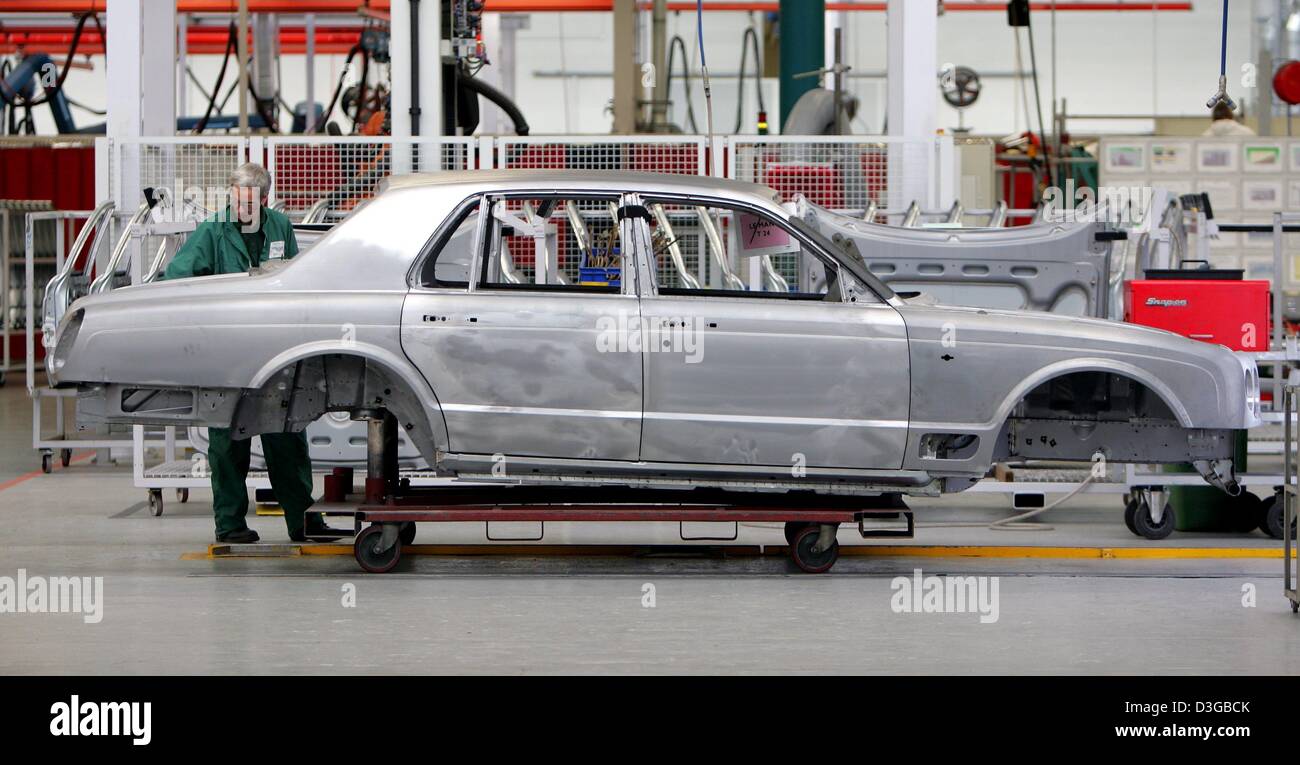 (Dpa) - Un lavoratore nella linea di produzione del costruttore britannico Bentley agisce sul corpo di un Arnage T modello in Crewe, Inghilterra, 26 ottobre 2004. Foto Stock