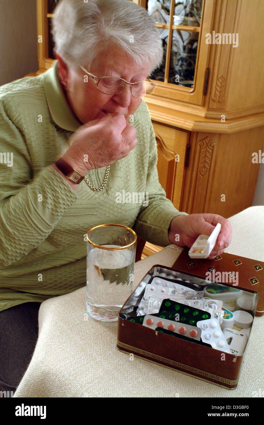 (Dpa) - Una donna più anziana prende il suo pillole di Francoforte, Germania, 19 ottobre 2004. Foto Stock