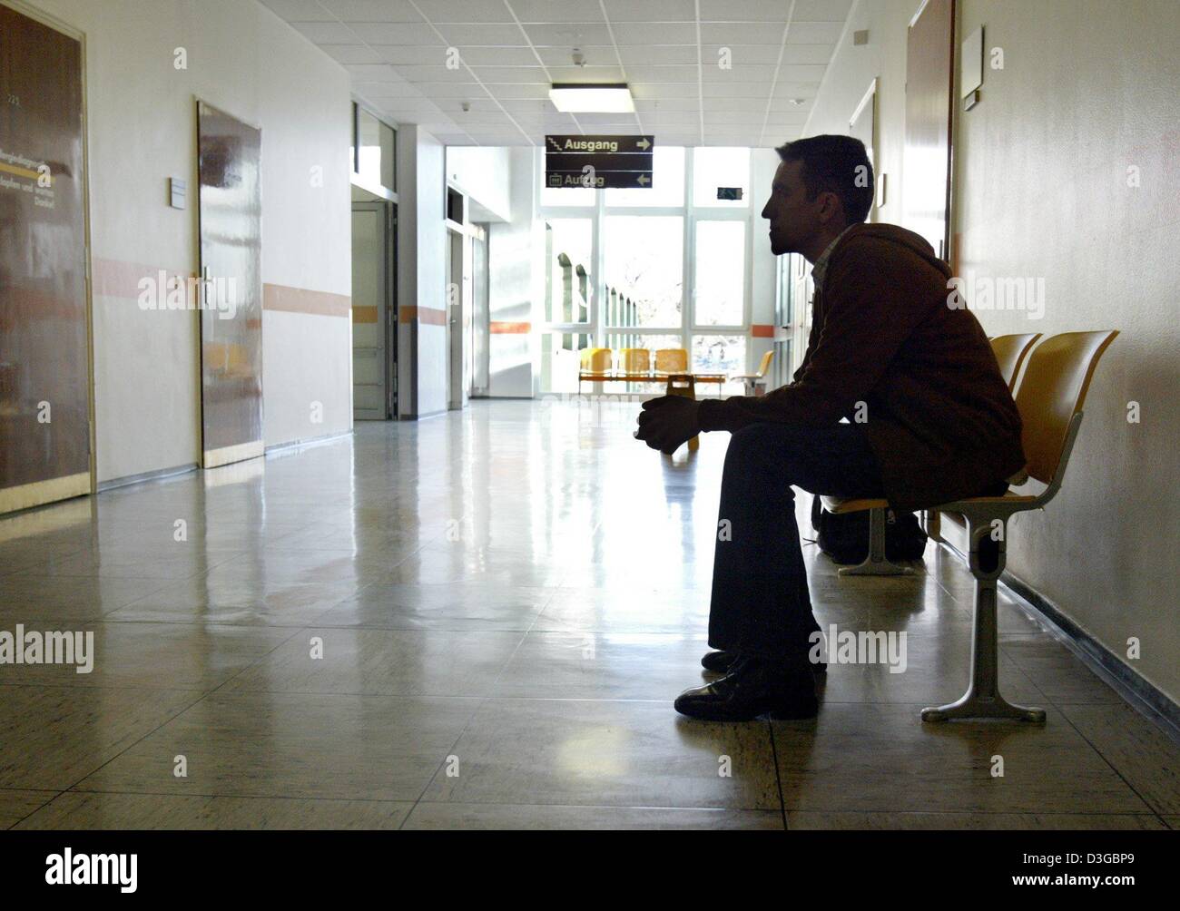 (Dpa) - Un paziente aspetta nel corridoio di un ospedale a Francoforte, Germania, 20 gennaio 2004. Foto Stock