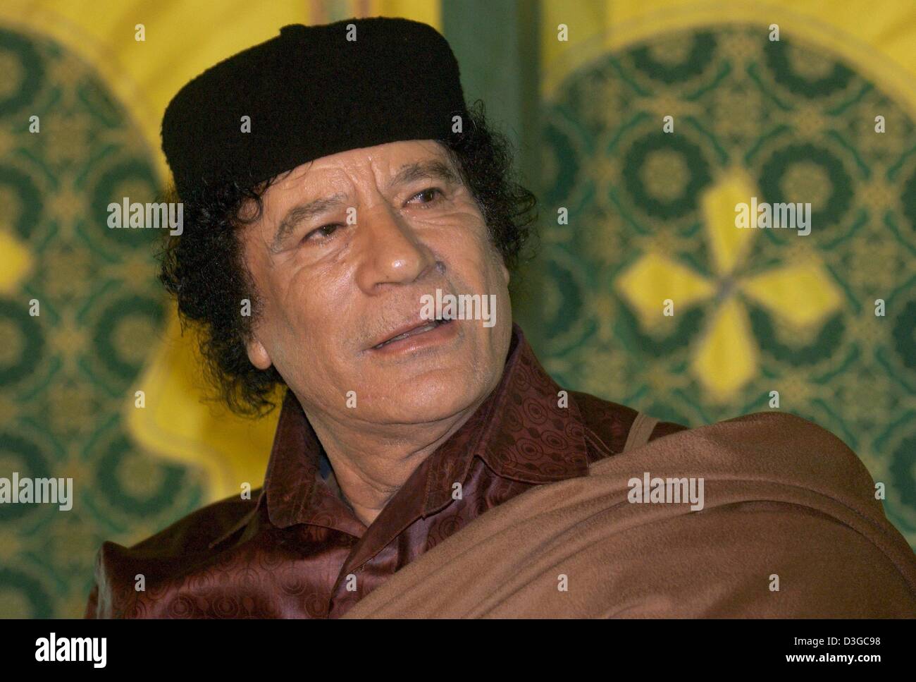 (Dpa) - Il leader libico il Colonnello Muammar Gheddafi nella foto a Tripoli, in Libia, 14 ottobre 2004. Gheddafi è stato al potere per trenta anni quando ha portato un colpo di stato militare che rovesciò re Idris e finita la monarchia in Libia. Foto Stock