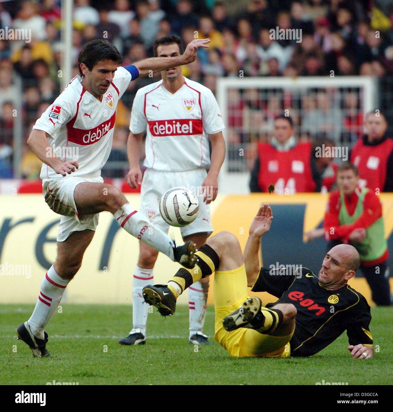 (Dpa) - Stoccarda defender Zvonimir SOLDO (L) combatte per la palla con Dortmund avanti Jan KOLLER (R) nella Bundesliga tedesca match tra VFB Stuttgart e Borussia Dortmund a Gottlieb Daimler Stadium di Stoccarda, Germania, 16 ottobre 2004. Stoccarda ha vinto 2-0 e ora in cima alla classifica di campionato. Foto Stock