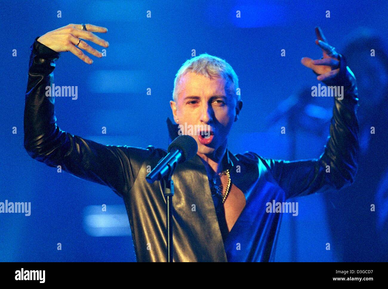 (Dpa file) - British pop music il cantante Marc Almond compie durante il programma di sostegno per il turno preliminare del 'Grand Prix d'Eurovision " di Hannover, Germania, 2 marzo 2001. Mandorla, ex cantante dei British duo pop Soft Cell, sostenuta minacciano la vita ferisce la testa in un incidente di moto a Londra, Inghilterra, 17 ottobre 2004. Secondo la polizia era di mandorle un pillion ride Foto Stock