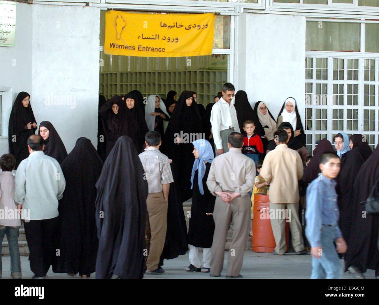 (Dpa) - Donne versare fuori delle donne solo in ingresso al Ayatullah Ruhollah Khomeini santuario nel capitale di Tehran, Iran, 1 ottobre 2004. Foto Stock