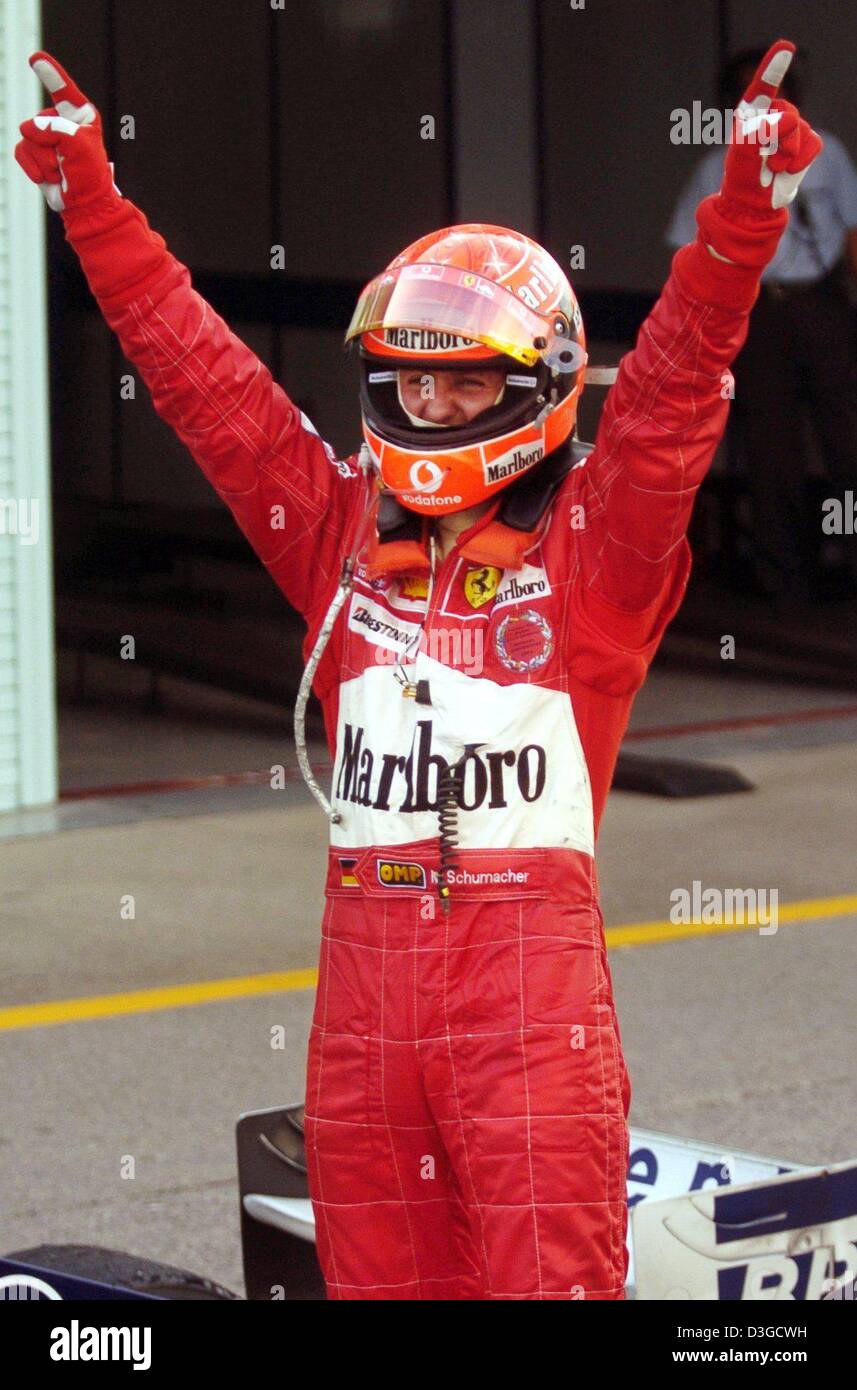 (Dpa) - Michael Schumacher (Ferrari), tedesco pilota di Formula Uno, cheers dopo aver vinto il Gran Premio di Formula Uno racing circuito di Suzuka, in Giappone, 10 ottobre 2004. Michael Schumacher ha vinto la gara seguito da suo fratello che è arrivato secondo. Foto Stock