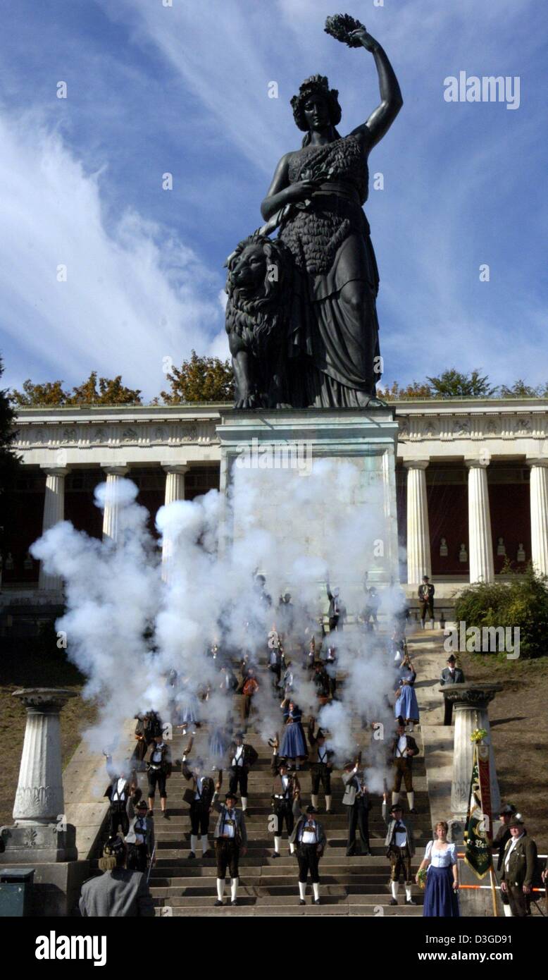 (Dpa) - tiratori in piedi sui gradini della Baviera monumento fire un saluto sulla Theresienwiese fiera, la posizione dell'Oktober Fest a Monaco di Baviera il 3 ottobre 2004. L'Oktober Fest si è conclusa la domenica sera, 3 ottobre 2004. Foto Stock