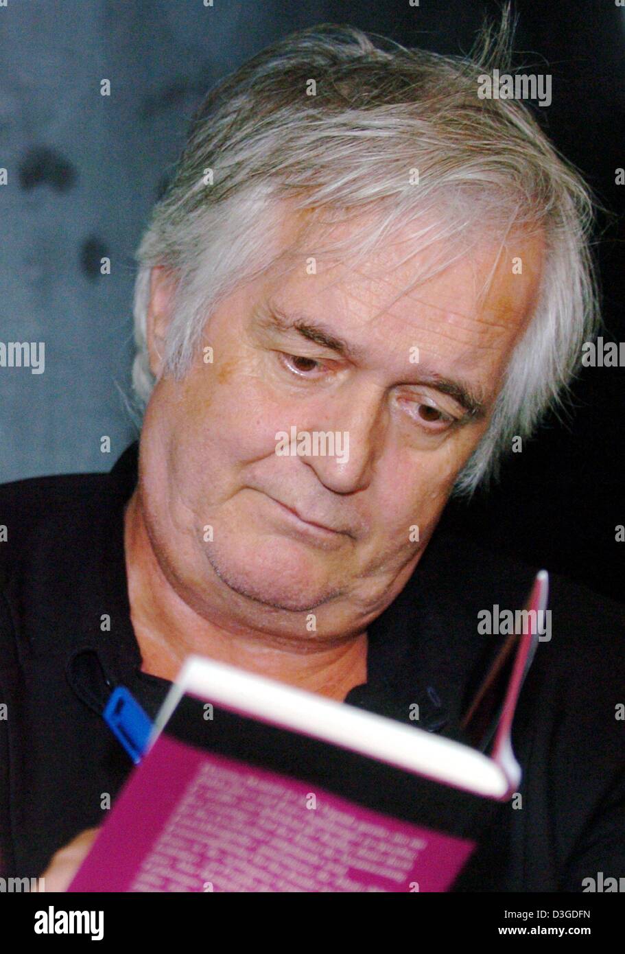 (Dpa) - svedese di best-seller Henning Mankell presenta il suo nuovo libro "Io sto per morire, ma la memoria vive sull' ad Amburgo, Germania, 29 settembre 2004. Il libro è incentrato sui bambini orfani di AIDS in Africa e mira ad incoraggiare i cittadini europei a non dimenticare i quaranta milioni di persone in Africa che sono affetti da AIDS malattia. I proventi del libro vai alla Child Aid Foundation " il piano " che suppo Foto Stock