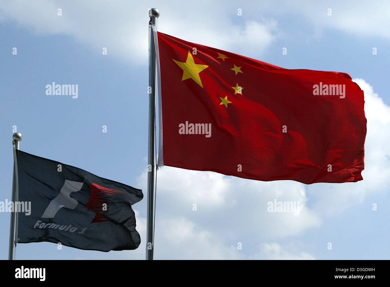 (Dpa) - La bandiera nazionale cinese e una F1 flutter bandiera nel vento presso la nuova formula one racing circuito di Shanghai, Cina, giovedì 23 settembre 2004. Il Gran Premio di Cina, in assoluto la prima gara di Formula Uno sul suolo cinese, avrà luogo la prossima domenica, 26 settembre 2004. Foto Stock