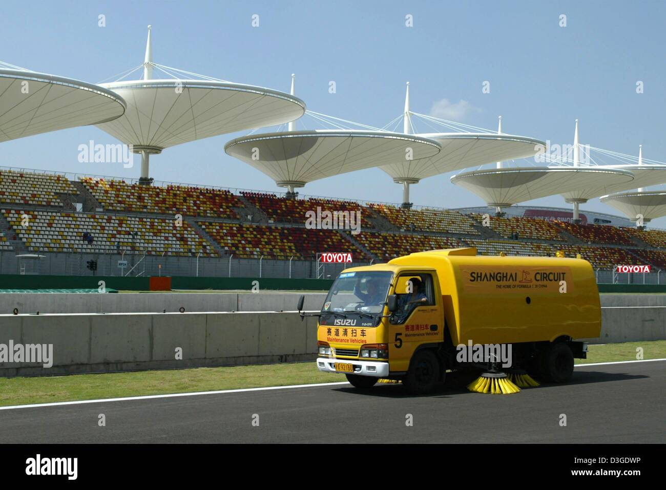 (Dpa) - Un autocarro pulisce la nuova formula one racing circuito di Shanghai, Cina, giovedì 23 settembre 2004. Il Gran Premio di Cina, in assoluto la prima gara di Formula Uno sul suolo cinese, avrà luogo la prossima domenica, 26 settembre 2004. Foto Stock