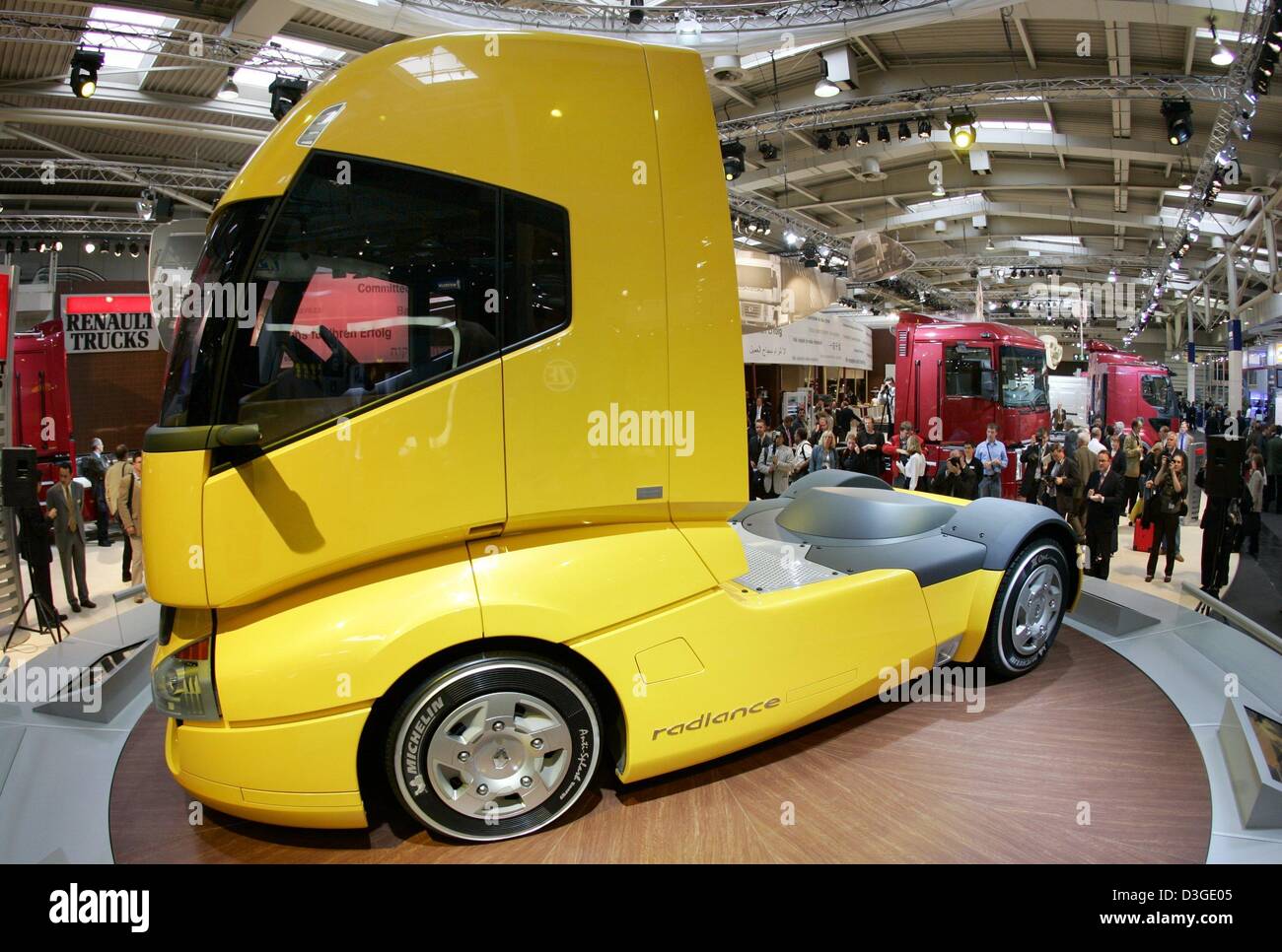 (Dpa) - Un sacco di interesse gode di questa Renault "Radiance' concetto carrello che viene presentato un giorno prima dell'apertura ufficiale del sessantesimo International Motor Show (IAA) Veicoli Commerciali ad Hannover, Germania, 22 settembre 2004. Oltre 1.300 espositori da 39 Paesi presenteranno i loro prodotti più recenti su oltre 200.000 metri quadrati presso la fiera. Il leader del mondo trans Foto Stock