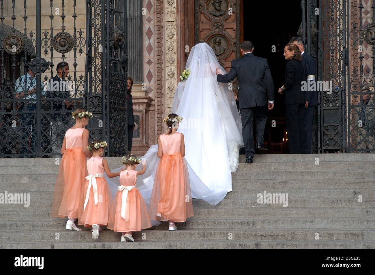 (Dpa) - La sposa, suonatore di viola ungherese Andrea Meszaros, con quattro ragazze sposa arriva per il suo matrimonio con Sophia Loren il figlio, conduttore Carlo Ponti Jr, a Santo Stefano nella Basilica di Budapest, Ungheria, 18 settembre 2004. Foto Stock