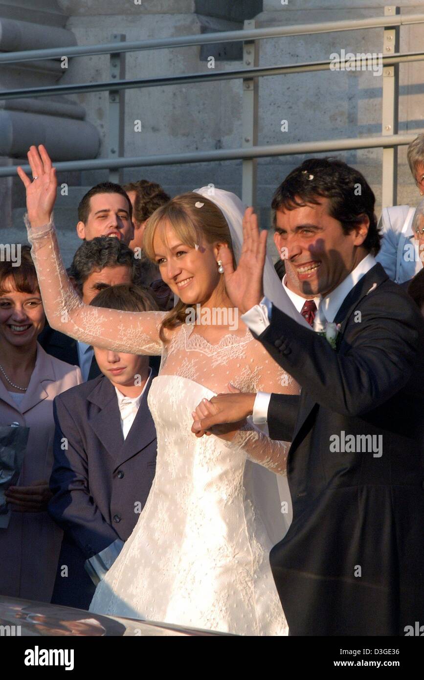 (Dpa) - appena sposati: conduttore Carlo Ponti, figlio di film italiano diva Sophia Loren, e la sua sposa, suonatore di viola ungherese Andrea Meszaros, wave dopo il loro matrimonio al Santo Stefano nella Basilica di Budapest, Ungheria, 18 settembre 2004. Foto Stock