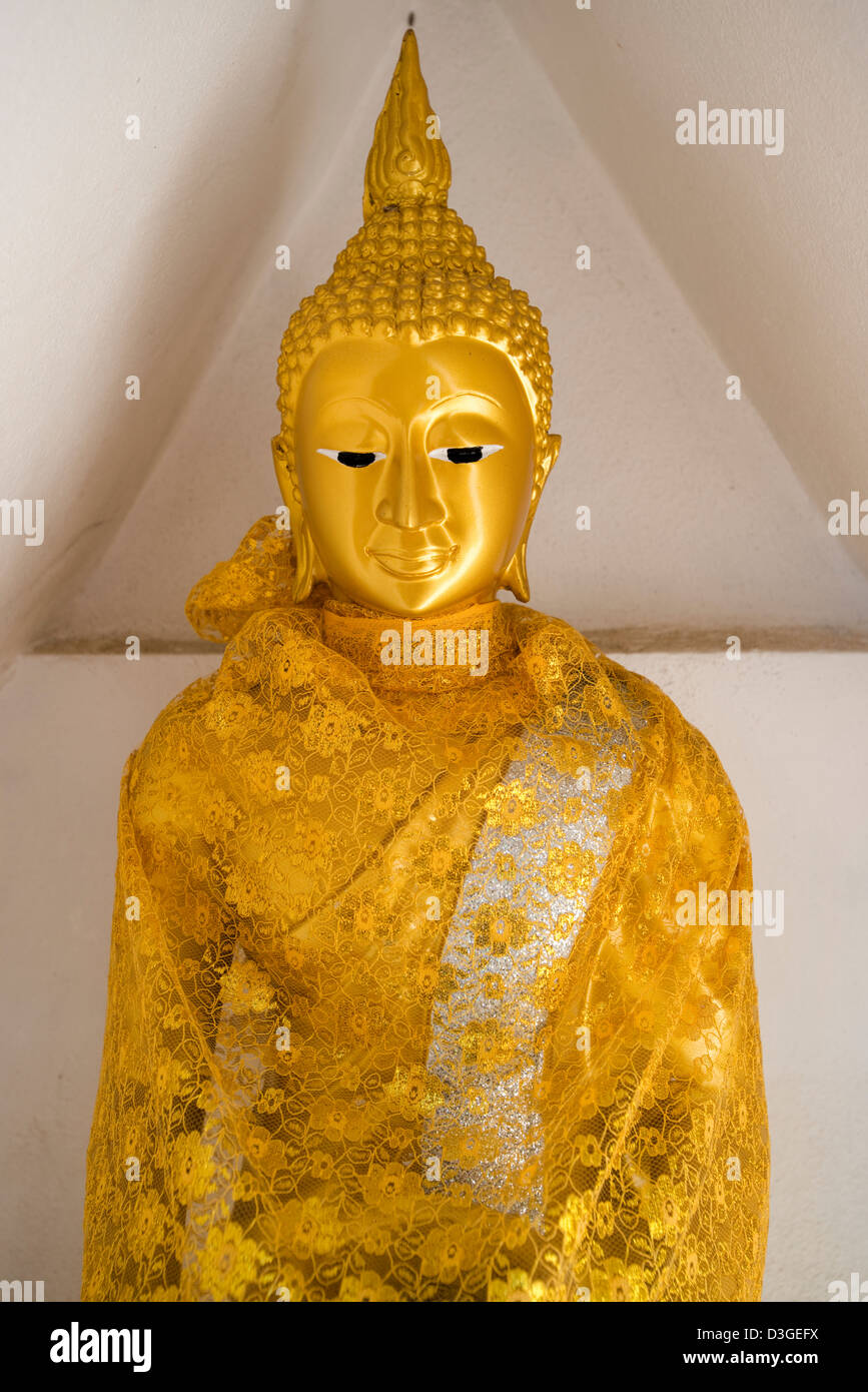 Una statua del Buddha si siede in un santuario a Wat Mo Paeng nella valle di Pai, Mae Hong Son provincia, Thailandia Foto Stock
