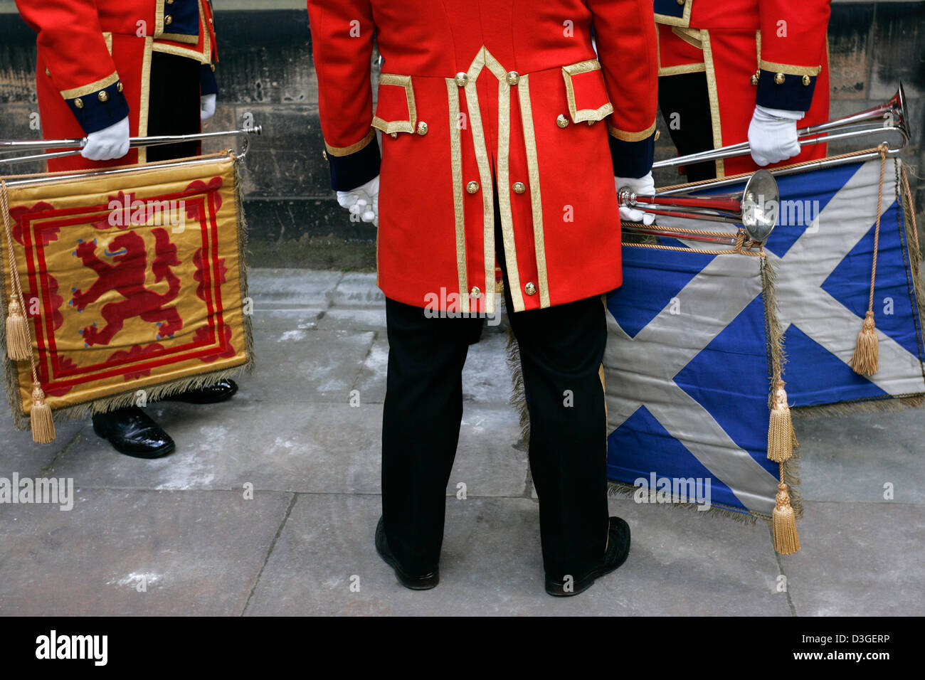 Buglers aspettano l'inizio della processione ufficiale dell Assemblea Generale della Chiesa di Scozia. Foto Stock