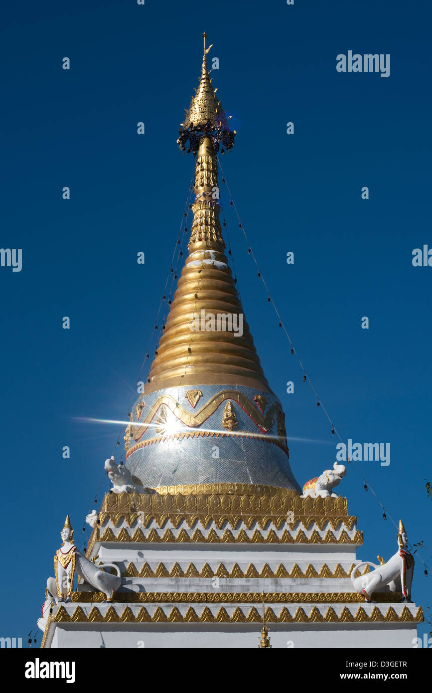 La luce del sole si ritiene che le catture di una piastrella Mosaico sullo stupa di Wat Mo Paeng nella valle di Pai, Mae Hong Son provincia, Thailandia Foto Stock