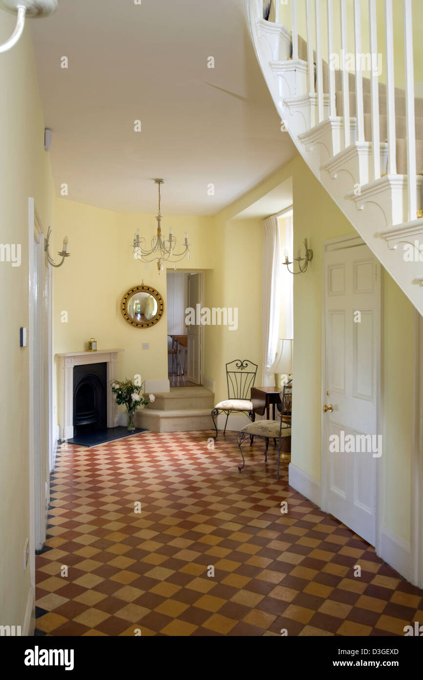Un grande stile vittoriano corridoio con checkr modello scheda di piastrelle per pavimento. Foto Stock