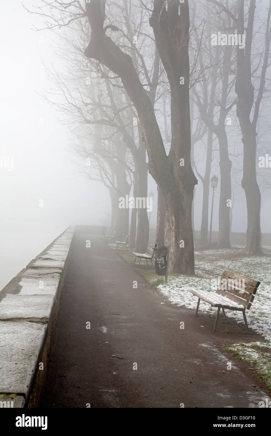 Bergamo - lungomare della città alta in inverno la nebbia Foto Stock