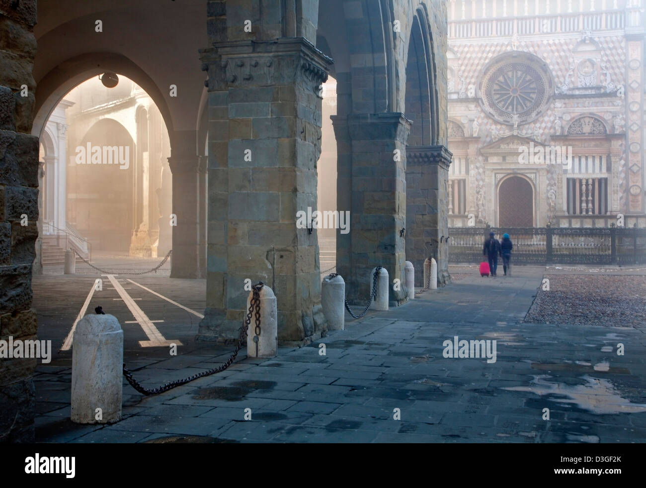 Bergamo - Cappella Colleoni dalla cattedrale Santa Maria Maggiore in città alta nella nebbia mattutina Foto Stock