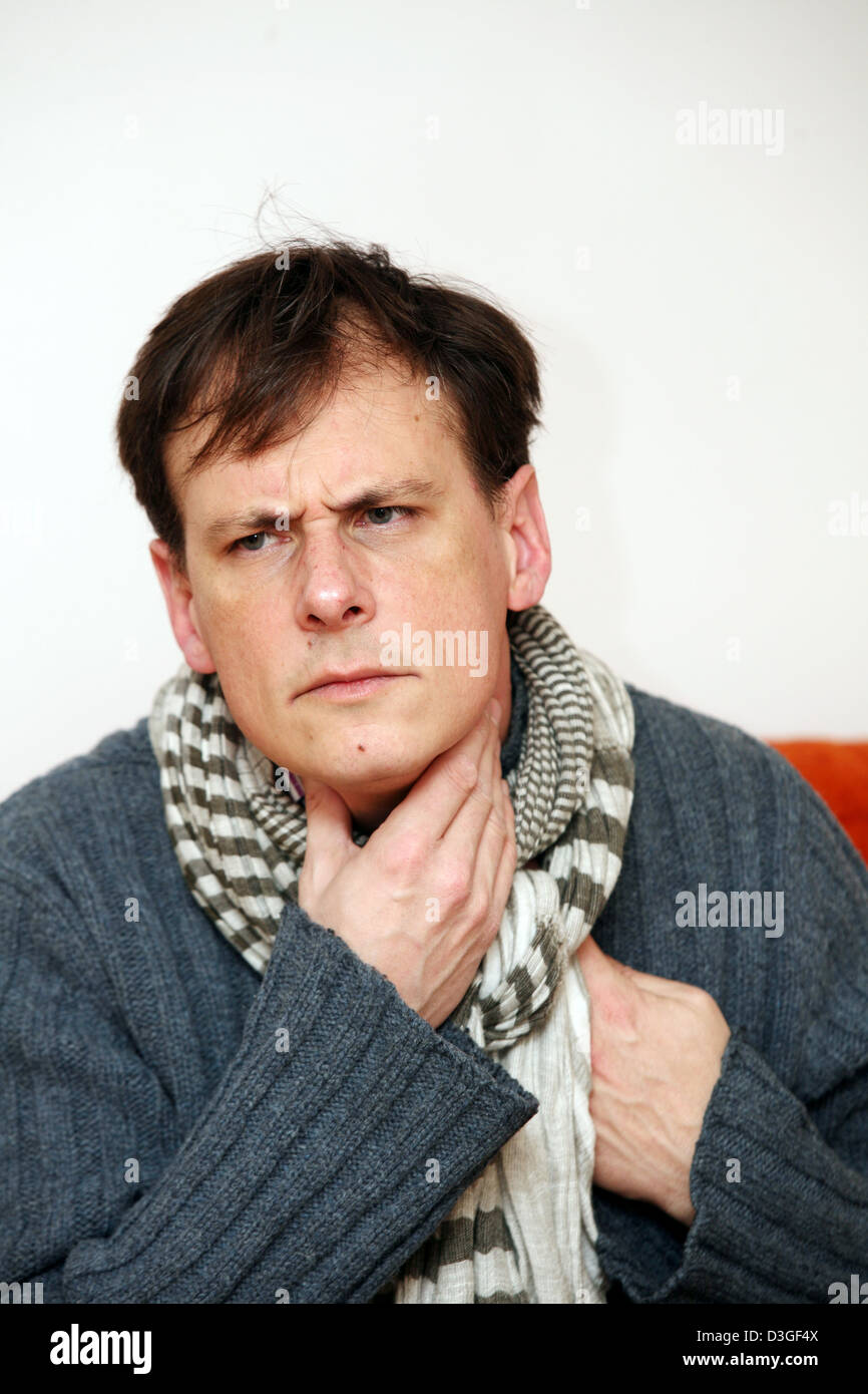 Uomo con il mal di gola Foto Stock