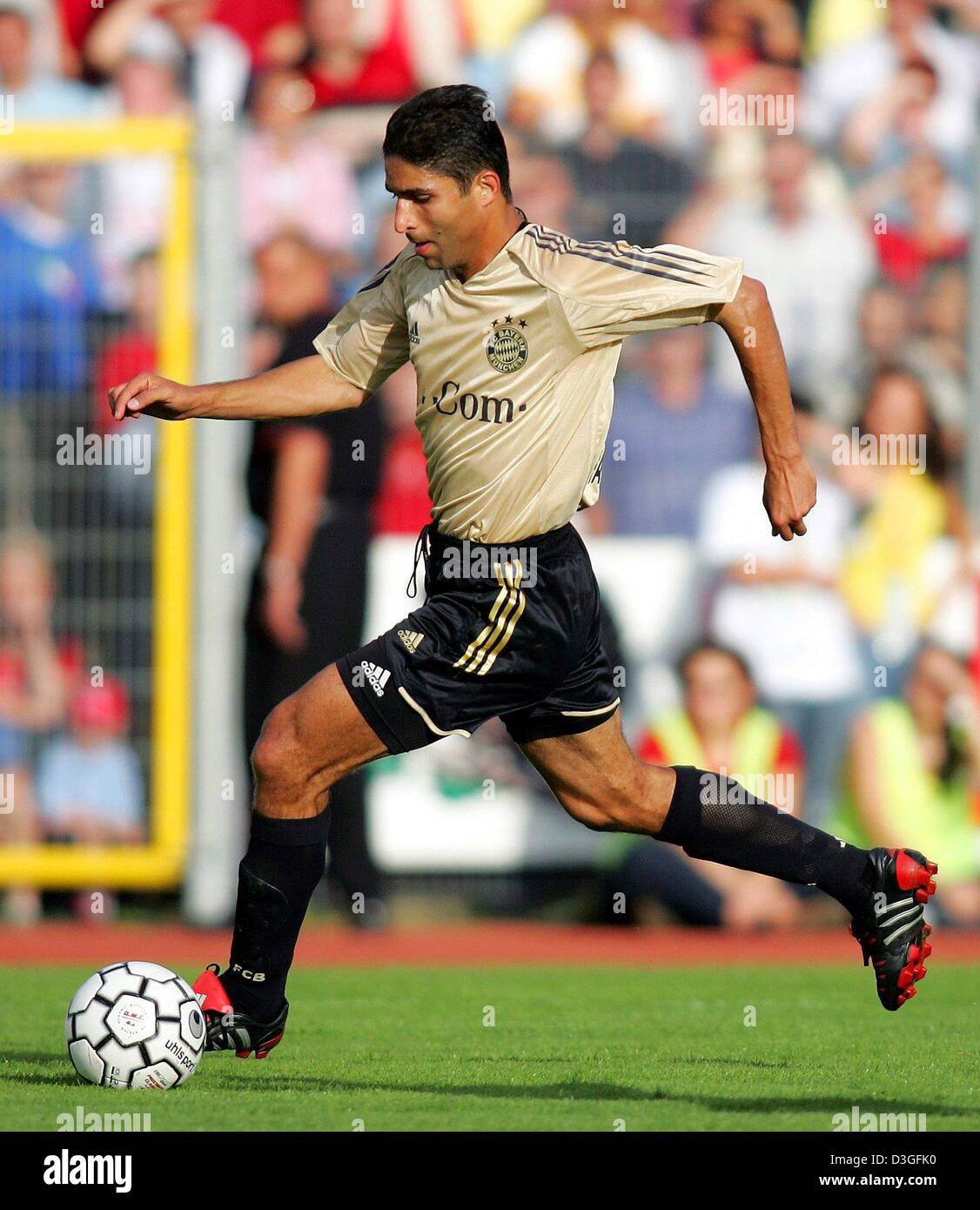 (Dpa) file Bayern Monaco-iraniano nato in avanti Vahid Hashemian dribbling durante una coppa interna gioco a Dessau, Germania, 21 agosto 2004. La Bundesliga club ha annunciato che Hashemian non effettuerà il viaggio in Israele per il Bayern in Champions League contro il Maccabi Tel Aviv. Hashemian ufficialmente rimarrà in Germania a causa di una lesione alla schiena ma la vera ragione sembra essere il suo Iran Foto Stock