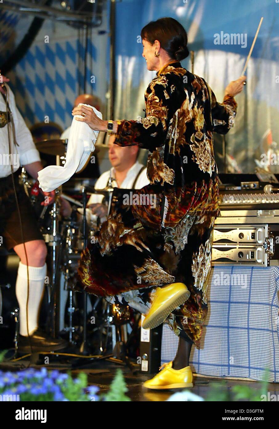 (Dpa) - US attrice Geraldine Chaplin conduce la banda bavarese "Bruno Gress' in apertura di October Fest di Berlino, 7 settembre 2004. Dieci giorni prima dell'inizio dell'originale October Fest a Monaco di Baviera la rappresentanza bavarese nella capitale tedesca ha organizzato un evento simile in un padiglione vicino al municipio. Foto Stock