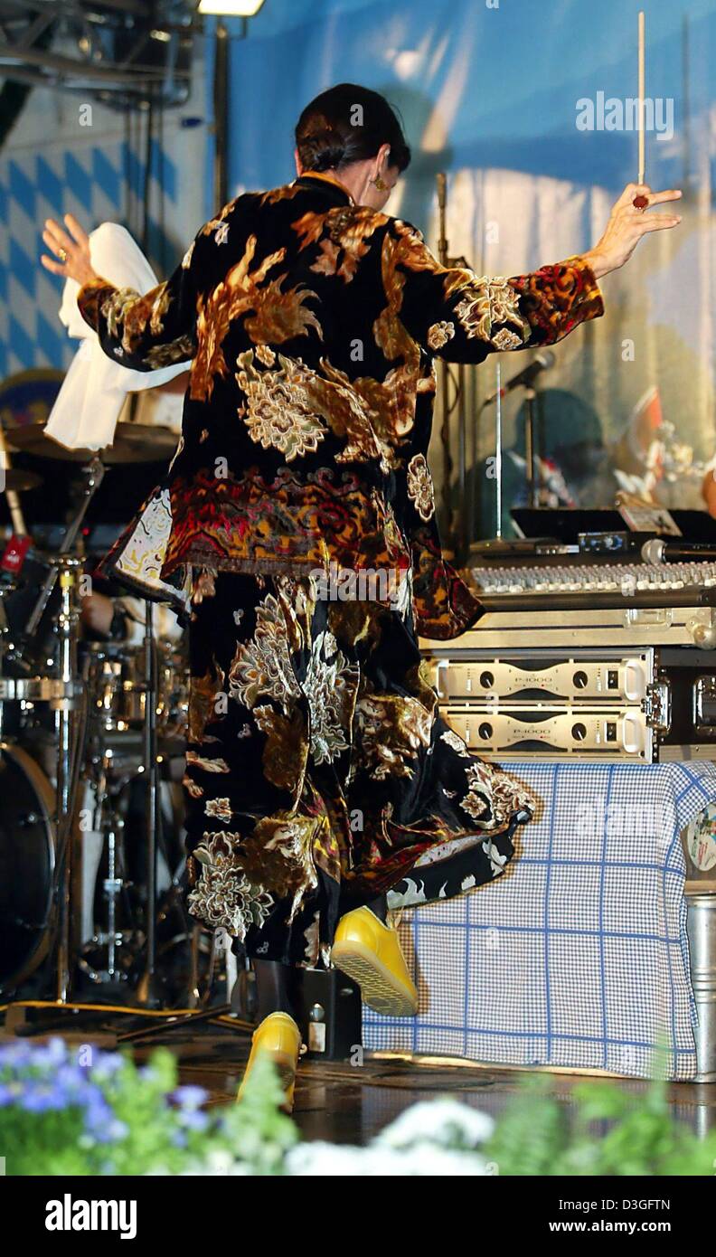 (Dpa) - US attrice Geraldine Chaplin conduce la banda bavarese "Bruno Gress' in apertura di October Fest di Berlino, 7 settembre 2004. Dieci giorni prima dell'inizio dell'originale October Fest a Monaco di Baviera la rappresentanza bavarese nella capitale tedesca ha organizzato un evento simile in un padiglione vicino al municipio. Foto Stock