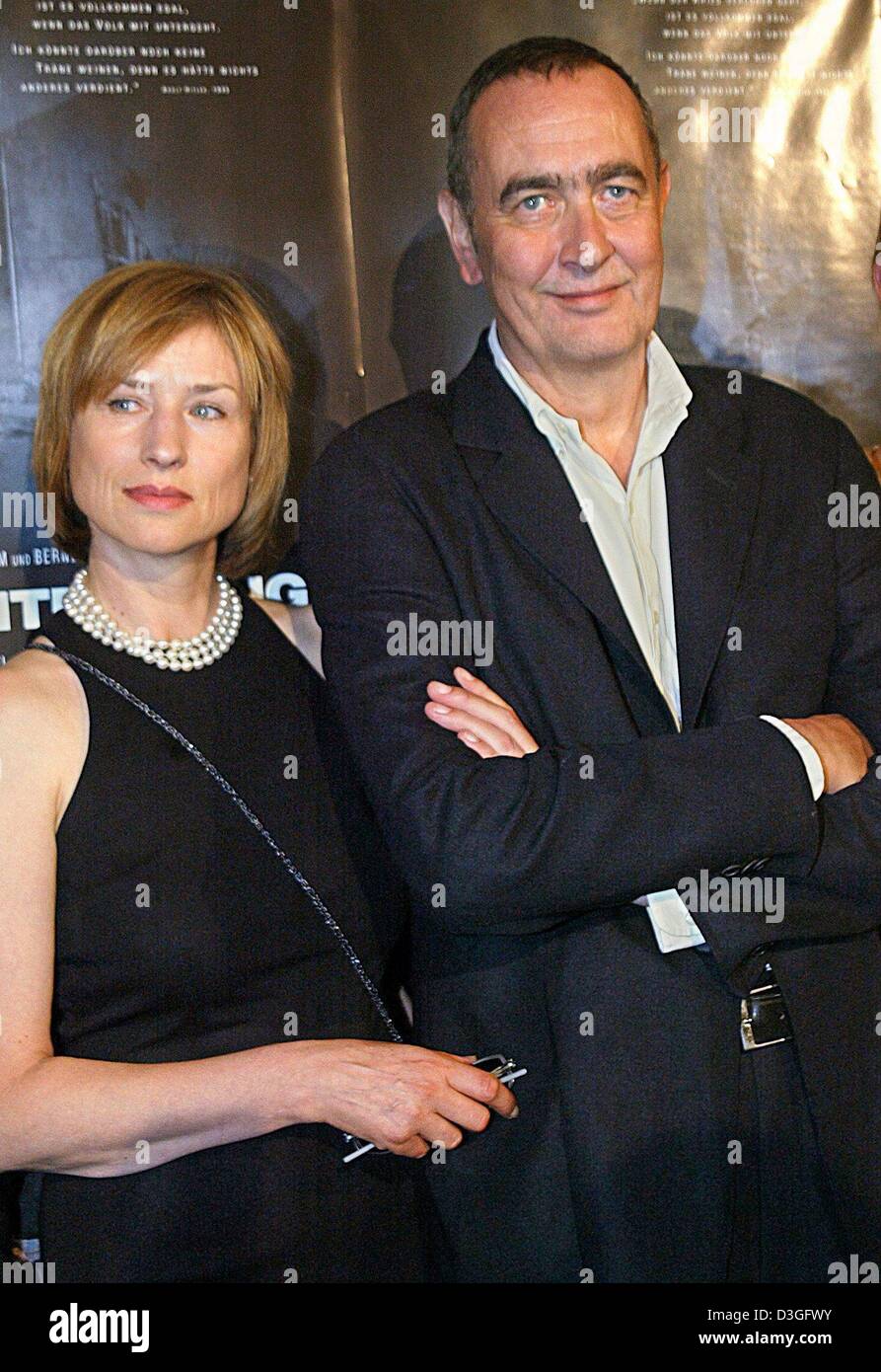 (Dpa) - attrice Corinna Harfouch (L) e produttore di film Bernd Eichinger pongono di fronte al poster per i loro film "La rovina: Hitler e la fine del Terzo Reich" che ha debuttato a Monaco di Baviera, 9 settembre 2004. Il film, che tratta con gli ultimi giorni della vita di Adolf Hitler, ha celebrato la sua première mondiale e sta per essere rilasciato in Germania il 16 settembre 2004. Foto Stock