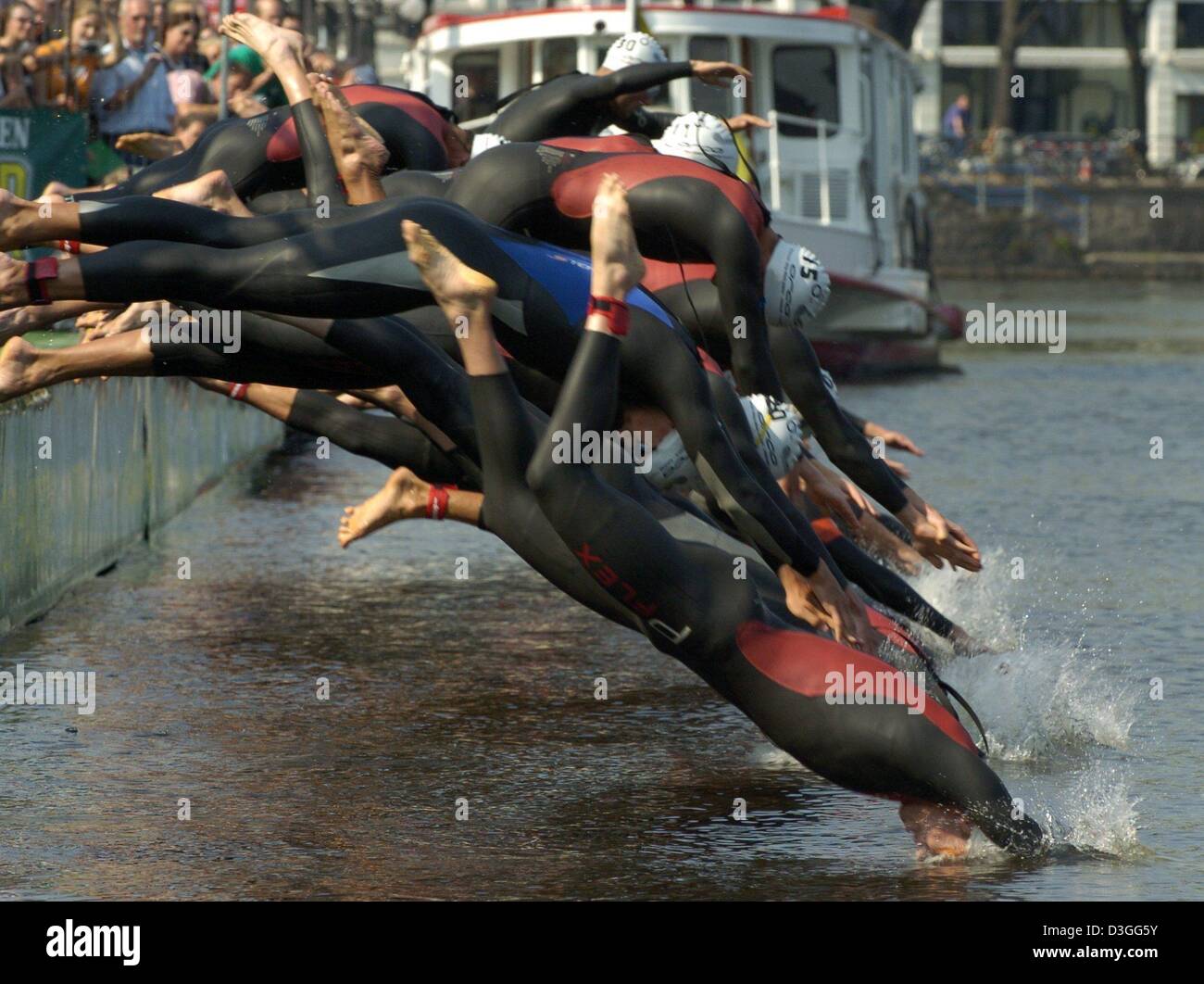 (Dpa) - I partecipanti della ITU Triathlon World Cup un tuffo nel lago Binnenalster per 1,5 km di nuoto la concorrenza ad Amburgo, 5 settembre 2004. Così come gli atleti professionisti, circa 6.000 atleti dilettanti ha anche preso parte. Foto Stock