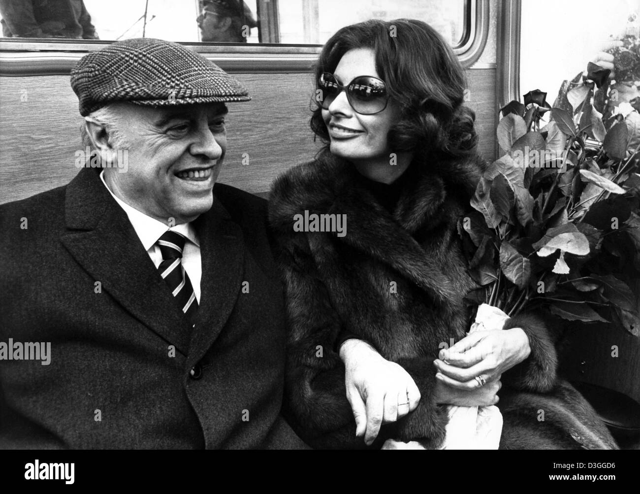 (Dpa file) - la famosa attrice italiana Sophia Loren e suo marito Carlo Ponti a sedersi in un bus durante una visita ad Amburgo in Germania, 16 aprile 1975. Loren aveva sposato Ponti, 31 anni più anziano di lei, nel 1957 quando ha dovuto affrontare la bigamia accuse, perché secondo la legge italiana il suo matrimonio precedente non era ancora stato ufficialmente divorziato. Sophia Loren celebrerà il suo settantesimo anniversario su 20 s. Foto Stock