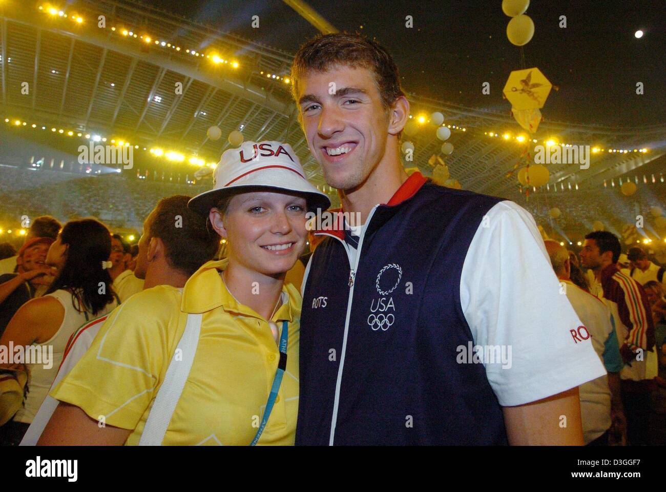 (Dpa) - nuotatore statunitense Michael Phelps abbracci il compagno di squadra Dana Vollmer durante la cerimonia di chiusura dei Giochi Olimpici di Atene, domenica 29 agosto 2004. Phelps è uno dei più successo gli atleti ai Giochi Olimpici di Atene. Foto Stock